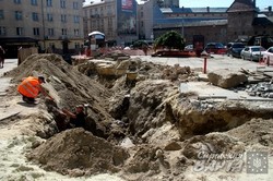 У Львові на площі Митній тривають роботи з заміни комунікацій (ФОТО)