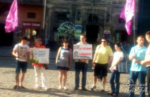 Активісти ГО "Свідомі" протестують проти незаконної забудови у львівському парку "Залізні води" (ФОТО)