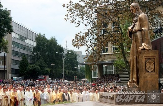 У Львові у день 150-річчя Андрея Шептицького урочисто відкрили пам`ятник Митрополиту (ФОТО)