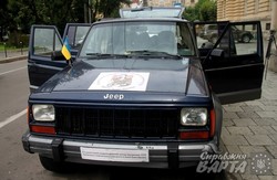 У Львові студенти ЛНУ передали автомобіль на фронт бійцям АТО (ФОТО)