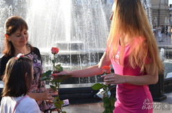 Під час флеш-мобу жіночності У Львові дарували квіти незнайомим жінкам (ФОТО)
