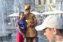Під час флеш-мобу жіночності У Львові дарували квіти незнайомим жінкам (ФОТО)