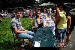 На благодійному ярмарку у львівському парку Культури збирали кошти на лікування онкохворої (ФОТО)