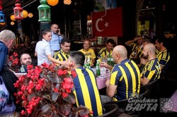 У день матчу "Шахтар"-"Фенербахче" центр Львова заполонили колоритні турецькі фанати (ФОТО)