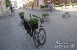 У центрі Львова встановили три нові оригінальні велопарковки (ФОТО)