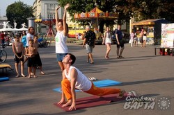 У центрі міста пройшов масштабний йога-флешмоб (ФОТО)