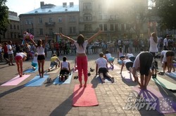 У центрі міста пройшов масштабний йога-флешмоб (ФОТО)