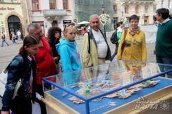 У Львові у центрі міста відкрили оригінальну дерев`яну карту України (ФОТО)