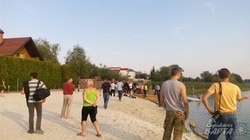 На озері Задорожньому активісти знесли паркан, який закривав доступ до водойми (ФОТО)