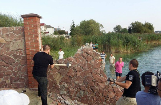 На озері Задорожньому активісти знесли паркан, який закривав доступ до водойми (ФОТО)