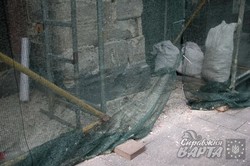 На площі Ринок незаконно збивають штукатурку з історичної кам`яниці (ФОТО)
