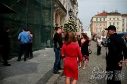 На площі Ринок незаконно збивають штукатурку з історичної кам`яниці (ФОТО)