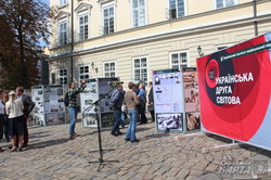 Долаючи совєтські міфи: у Львові стартувала виставка про Другу світову війну (фото)