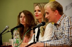 Скандальна блондинка Ольга Фреймут зібрала аншлаг на Форумі видавців (ФОТО)