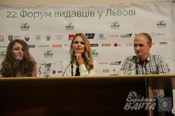 Скандальна блондинка Ольга Фреймут зібрала аншлаг на Форумі видавців (ФОТО)