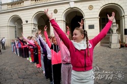 У самому серці Львові пройшла масова руханка за участі дітей та дорослих (ФОТО)