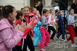 У самому серці Львові пройшла масова руханка за участі дітей та дорослих (ФОТО)