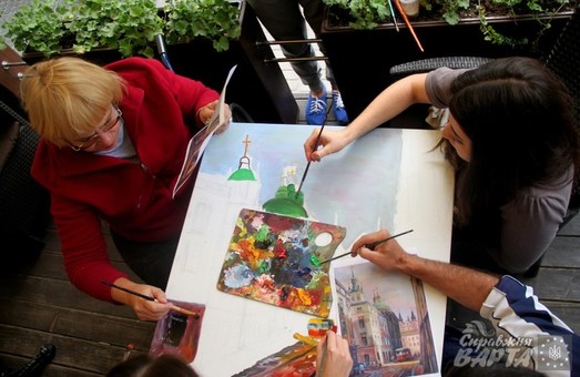 У Львові люди з особливими потребами розпочали створення серії картин (ФОТО)