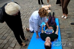 У центрі Львова медики навчають як правильно надавати першу допомогу (ФОТО)