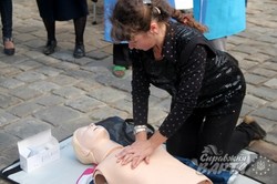 У центрі Львова медики навчають як правильно надавати першу допомогу (ФОТО)