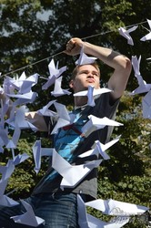 Львівський сквер прикрасили паперовими голубами миру (ФОТО)