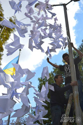 Львівський сквер прикрасили паперовими голубами миру (ФОТО)