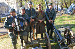 Центр Львова захопили військові усіх епох (ФОТО)