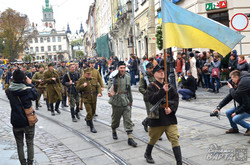 Назад у минуле: Як Львовом марширували захисники Руси-України (ФОТО)