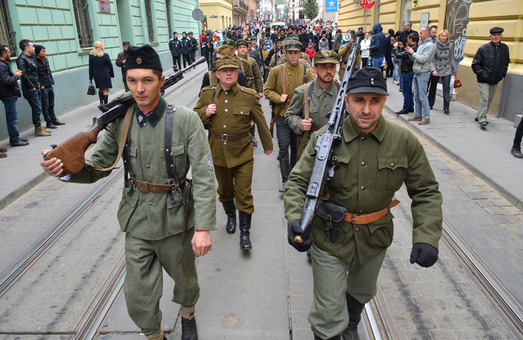 Назад у минуле: Як Львовом марширували захисники Руси-України (ФОТО)