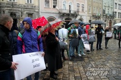 Під вікнами львівської ратуші відбувся пікет мешканців вул. Караджича (ФОТО)