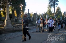 Африканські студенти пройшли Хресною ходою по Личаківському кладовищу (ФОТО)