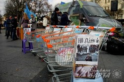 У центрі Львова небайдужі волонтери збирають допомогу бійцям зони АТО (ФОТО)