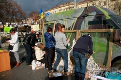 У центрі Львова небайдужі волонтери збирають допомогу бійцям зони АТО (ФОТО)