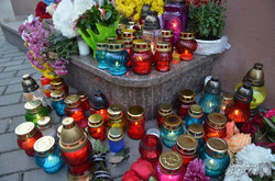 Львівяни несуть квіти до консульства Франції, вшановуючи жертв терактів у Парижі (ФОТО)