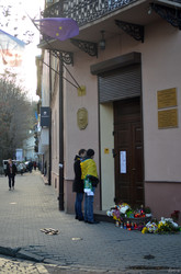 Львівяни несуть квіти до консульства Франції, вшановуючи жертв терактів у Парижі (ФОТО)