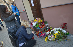 Львівяни несуть квіти до консульства Франції, вшановуючи жертв терактів у Парижі (ФОТО)