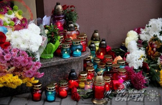 Небайдужі львів`яни вшановують пам`ять загиблих у терактах у Франції (ФОТО)