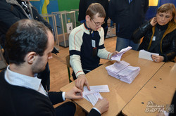 Ніч з членами комісії: як на дільницях Львова рахують голоси (ФОТО)