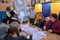 Ніч з членами комісії: як на дільницях Львова рахують голоси (ФОТО)