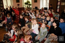 Львівська дітвора привітала Пеппі Довгупанчоху з 70-ми уродинами (ФОТО)
