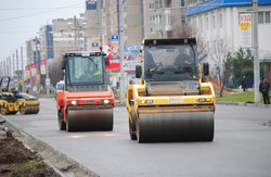 Асфальтування проспекту Червоної Калини обіцяють завершити за тиждень (ФОТО)