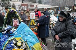 На Личаківському кладовищі поклали квіти та запалили лампадки на могилах загиблих під час Революції Гідності (ФОТО)