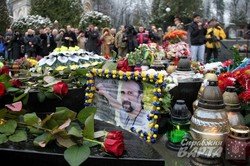 На Личаківському кладовищі поклали квіти та запалили лампадки на могилах загиблих під час Революції Гідності (ФОТО)
