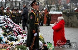 На Личаківському кладовищі поклали квіти та запалили лампадки на могилах загиблих під час Революції Гідності (ФОТО)