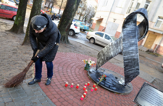 У Львові відбулася толока з нагоди Всесвітнього дня боротьби зі СНІДом (ФОТО)