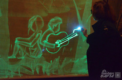 У галереї «Щось цікаве» показали анімацію світлом від Катерини Аззи (ФОТО)