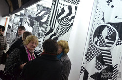 У галереї «Дзиґа» показали текстильний проект «JERSEY JAZZ» Оксани Борисової (ФОТО)