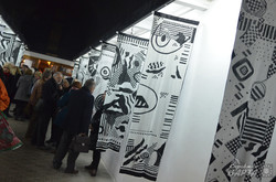 У галереї «Дзиґа» показали текстильний проект «JERSEY JAZZ» Оксани Борисової (ФОТО)
