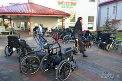 Українці Канади передали до Львова більше 100 інвалідних колясок для дітей з особливими потребами (ФОТО)