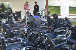 Українці Канади передали до Львова більше 100 інвалідних колясок для дітей з особливими потребами (ФОТО)
